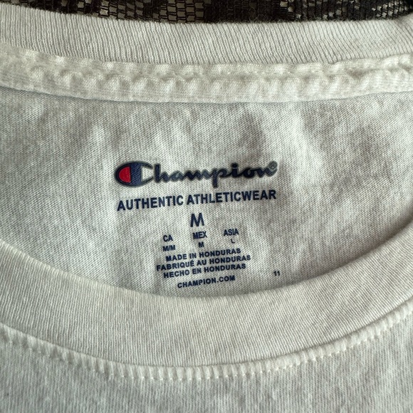 Champion white medium shirt. Small mark on front of shirt. - Picture 4 of 4